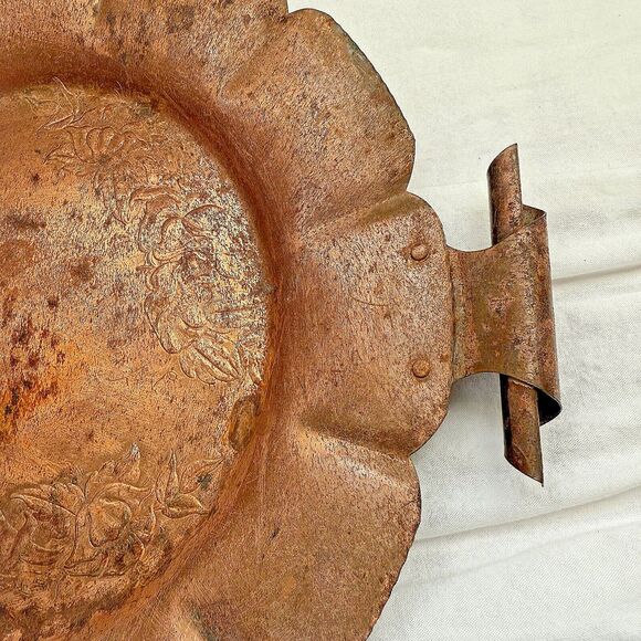 VINTAGE ANTIQUE BRASS ROUND VICTORIAN FLORAL SERVING DRINKS TRAY 13 inches - Picture 6 of 7